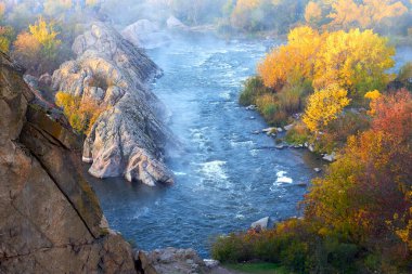 Güney Bug Nehri manzarası ve Buzsky Gard, Migeya, Mykolaiv bölgesi, Ukrayna 'da sakin bir sonbahar sabahı kayaları. Yukarıdan görüntüle