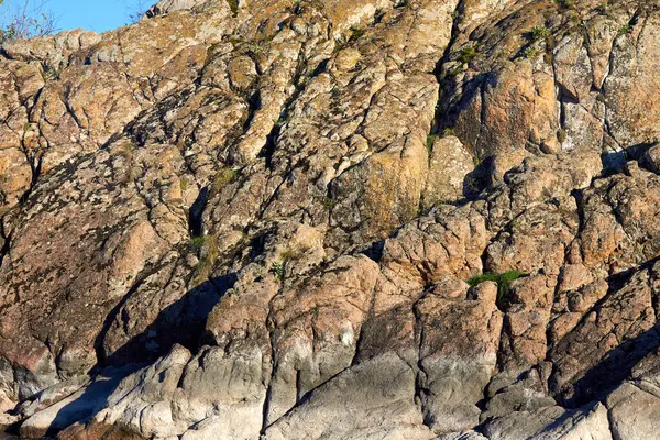 Güneşli bir günde bir kaya parçası. Bir kaya parçasının yakın çekimi. Kaya ile sonbahar manzarası
