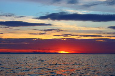 Gün batımlı güzel sakin göl