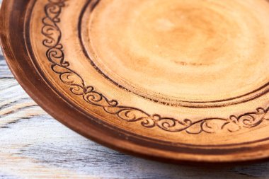 Eski beyaz ahşap zemin üzerinde geleneksel Ukrayna desenli boş el yapımı tabak (çanak)