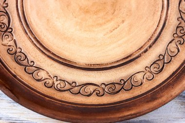 Eski beyaz ahşap zemin üzerinde geleneksel Ukrayna desenli boş el yapımı plaka (çanak) parçasının üst görünümü. Boşluğu kopyala