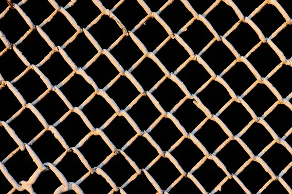 Siyah arkaplanda düzenli deseni olan eski metal ağ ya da alüminyum ızgara
