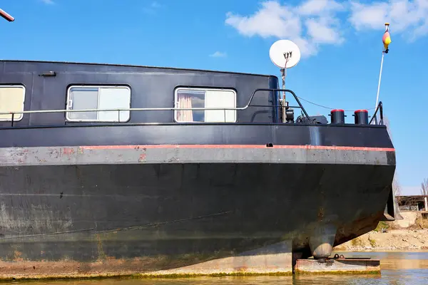 Siyah geminin güvertesinin soyut yakın çekim parçası