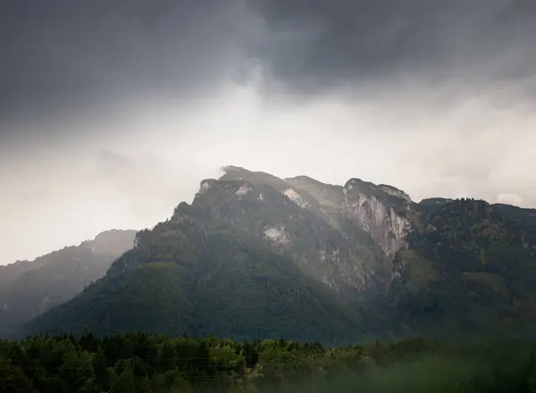 Sis sırasında Avusturya Dağları