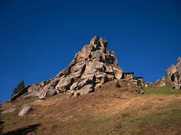Dağlardaki Anıtsal Kayalar
