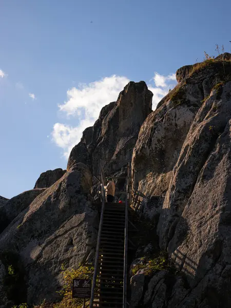 Kayalıklardan geçen turist yolu