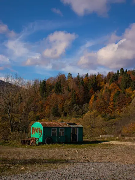 Dağlardaki Paslı Kulübe