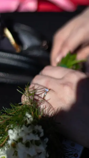 Doğanın çiçek açtığı bir nişan anı.