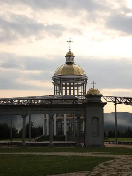 Gökyüzünün altındaki altın kubbe