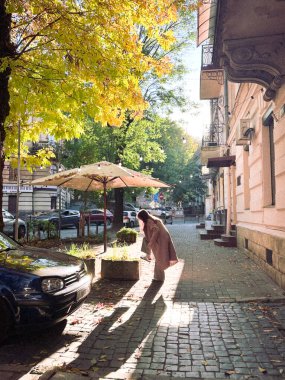 Güzel Caddedeki kız