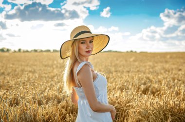 Güzel Ukraynalı sarışın kadın buğday tarlasında