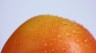 Beyaz arkaplanda yarım domates.