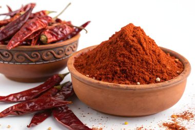 Kırmızı kırmızı biber, canlı bir baharat, sıcak kırmızı bir toz haline getirilir, yiyeceğe lezzet katmak için anahtar bir bileşendir.
