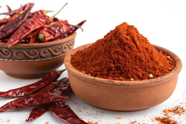 Kırmızı kırmızı biber, canlı bir baharat, sıcak kırmızı bir toz haline getirilir, yiyeceğe lezzet katmak için anahtar bir bileşendir.