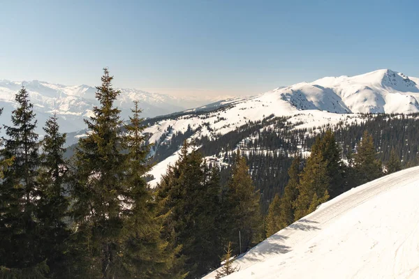 Kaprun 'daki karlı yamaçtan görünüm