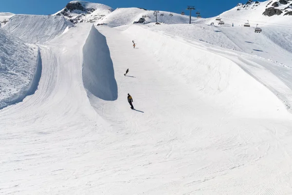 Yarı boru Kaprun Avusturya 'da snowboardcular