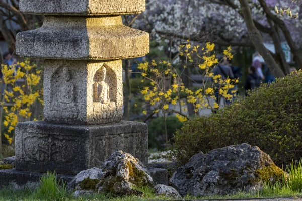 Akşam güneşinde Japon bahçe heykeli