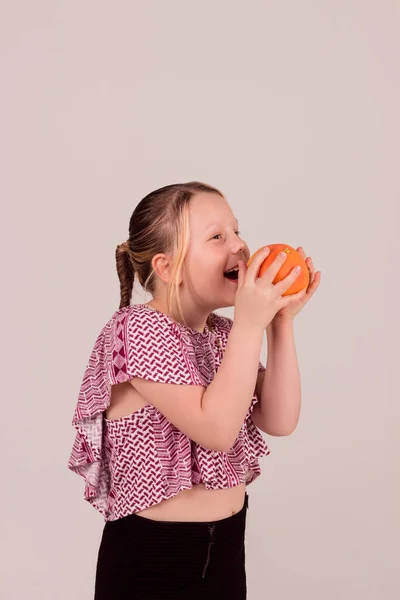 Girl Eats Grapefruit Laughs Healthy Eating Diet High Quality Photo — Stock Photo, Image