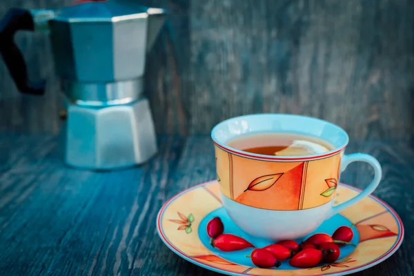 Ένα Φλιτζάνι Τσάι Τριανταφυλλιές Και Μια Τσαγιέρα Στο Τραπέζι Βιταμίνες — Φωτογραφία Αρχείου
