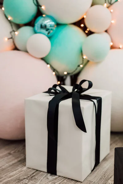 Witte Doos Met Een Geschenk Buurt Van Ballonnen Voor Dag — Stockfoto