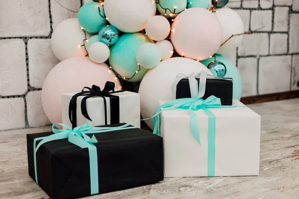 Caixas Presentes Balões Perto Parede Tijolos Para Natal Foto Alta — Fotografia de Stock