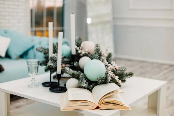 Livro Aberto Sobre Mesa Velas Uma Coroa Natal Casa Sala — Fotografia de Stock