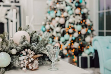 Cam oturma odasındaki masanın üzerinde duruyor. Dairenin içinde Noel içleri. Yüksek kalite fotoğraf