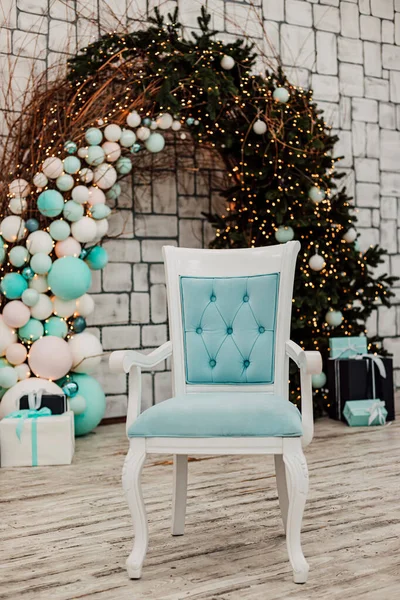 Cadeira Azul Interior Natal Arco Natal Com Balões Foto Alta — Fotografia de Stock