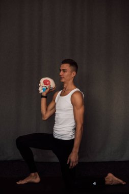 Bir adamın ellerinde beyaz bir kafatası. Anatomi. Yüksek kalite fotoğraf