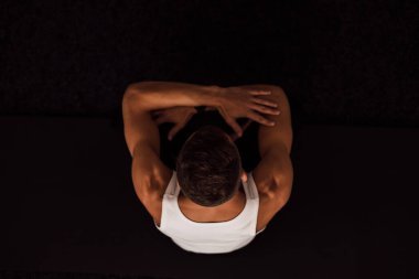 Elleriyle yoga yapan bir adam dizlerini tutar. Üst Manzara. Yüksek kalite fotoğraf
