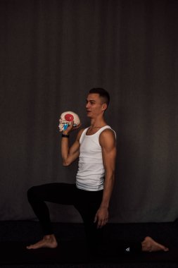 Bir adamın ellerinde beyaz bir kafatası. Anatomi. Yüksek kalite fotoğraf