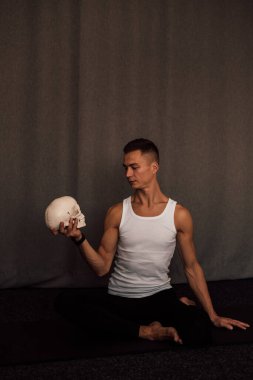 Bir adamın ellerinde beyaz bir kafatası. Anatomi. Yüksek kalite fotoğraf