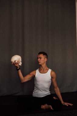 Bir adamın ellerinde beyaz bir kafatası. Anatomi. Yüksek kalite fotoğraf