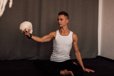 Bir adamın ellerinde beyaz bir kafatası. Anatomi. Yüksek kalite fotoğraf