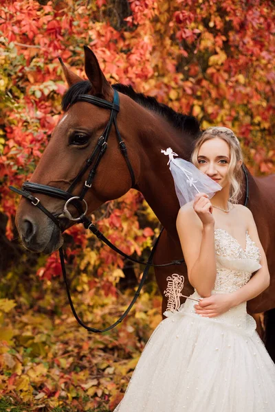 Egy Gyönyörű Fiatal Menyasszony Áll Egy Mellett Őszi Erdőben Meleg — Stock Fotó