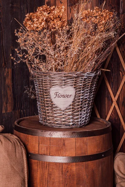 木製の樽の上にウィッカーバスケットにドライフラワー レトロなスタイル 高品質の写真 — ストック写真