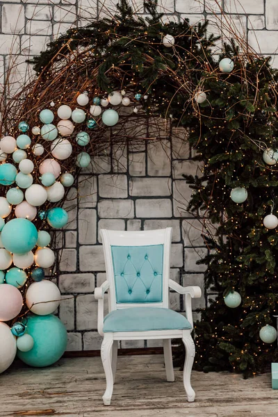 Cadeira Azul Interior Natal Arco Natal Com Balões Foto Alta — Fotografia de Stock
