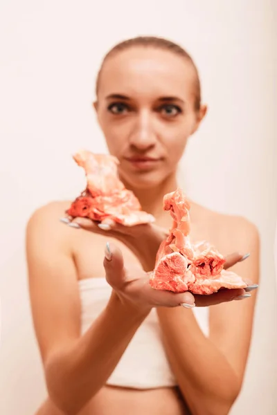 Una Joven Sobre Fondo Blanco Sostiene Carne Cruda Sus Manos — Foto de Stock