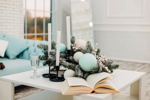 Livro Aberto Sobre Mesa Velas Uma Coroa Natal Casa Sala — Fotografia de Stock