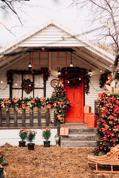 Veranda Noel süslemeleriyle süslenmiş. Çatı katı tarzı. Yüksek kalite fotoğraf