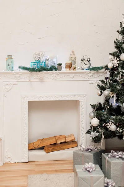 Χριστουγεννιάτικο Δέντρο Δίπλα Μοντέρνο Λευκό Τζάκι Χριστουγεννιάτικη Διάθεση Στο Σπίτι — Φωτογραφία Αρχείου