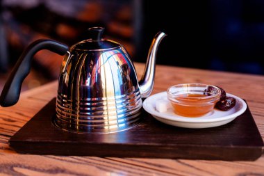 Ahşap bir masada metal çaydanlık ve reçel. Çay Partisi. Yüksek kalite fotoğraf