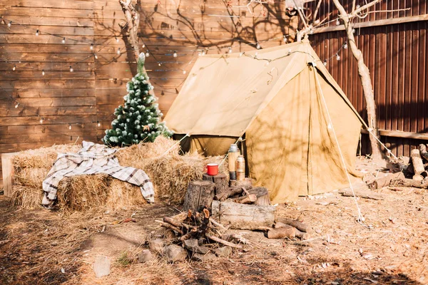 Σκηνή Για Κάμπινγκ Ηλιόλουστη Μέρα Χριστουγέννων Χειμώνα Δεκέμβριο Υψηλής Ποιότητας — Φωτογραφία Αρχείου