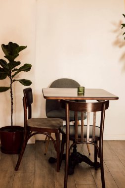 Kafedeki ahşap masa ve sandalyeler. Çatı katı tarzı. Yüksek kalite fotoğraf