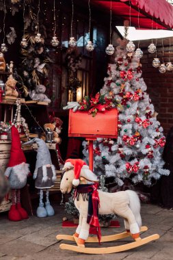 Noel ağacının yanında bir çocuk at. Güzel dekore edilmiş bir avlu ve Noel süsleri. Yüksek kalite fotoğraf