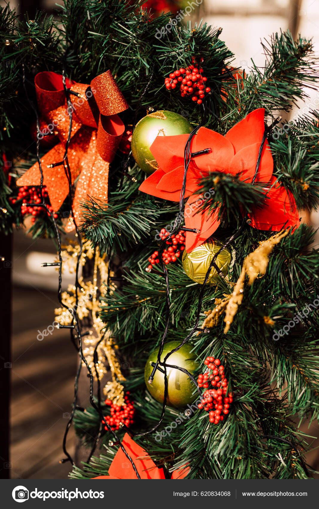 Decorações Natal Galhos Árvore Natal Cerca Rua Foto Alta Qualidade fotos,  imagens de © irinasaanzharovskaya@gmail.com #620834068