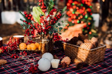 Güneşli bir günde bahçedeki bir masada Noel kompozisyonu. Yüksek kalite fotoğraf