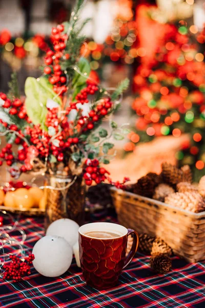 Χριστουγεννιάτικη Σύνθεση Ένα Τραπέζι Στην Αυλή Μια Ηλιόλουστη Μέρα Υψηλής — Φωτογραφία Αρχείου