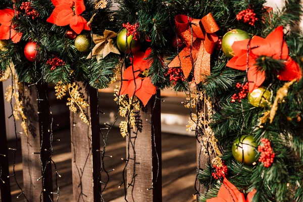 Χριστουγεννιάτικα Στολίδια Και Κλαδιά Χριστουγεννιάτικου Δέντρου Στο Φράχτη Στο Δρόμο — Φωτογραφία Αρχείου
