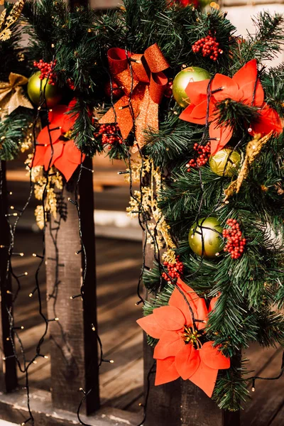 Decoraciones Navideñas Ramas Árboles Navidad Valla Calle Foto Alta Calidad — Foto de Stock